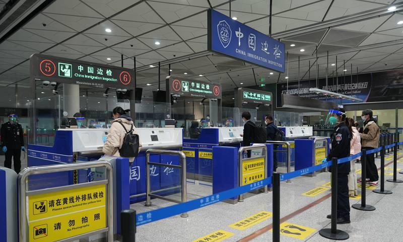 元旦出入境客流爆了！日均超210万人次，咱们的好日子越来越旺！元旦假期还没到，出