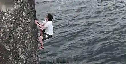 12月6日，“王一博徒手攀手滑掉海里了”片段引发关注，相关话题登上热搜。据中国探