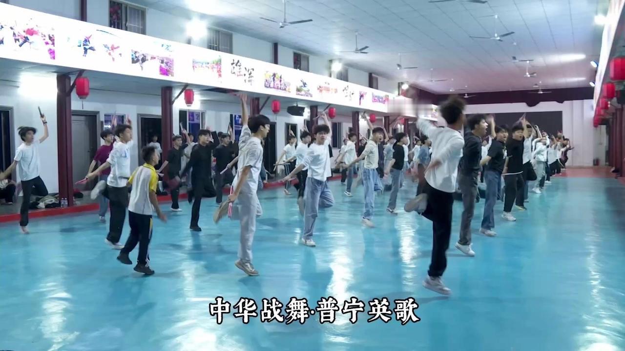 🏮潮汕的年味，从震天的锣鼓声和刚劲的英歌舞开始。画着脸谱的舞者们，手持双棒，随