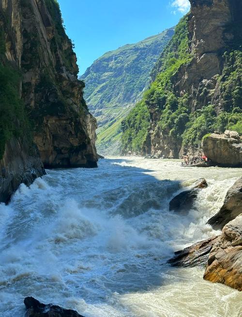 有经验的导游提醒所有人：

虎跳峡景区未开发区域：

1、不适合老人、小孩！沿途