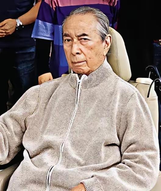 何鸿燊是个谜！2009年，88岁何鸿燊各脏器就已衰竭，但他直到2020年才死亡，