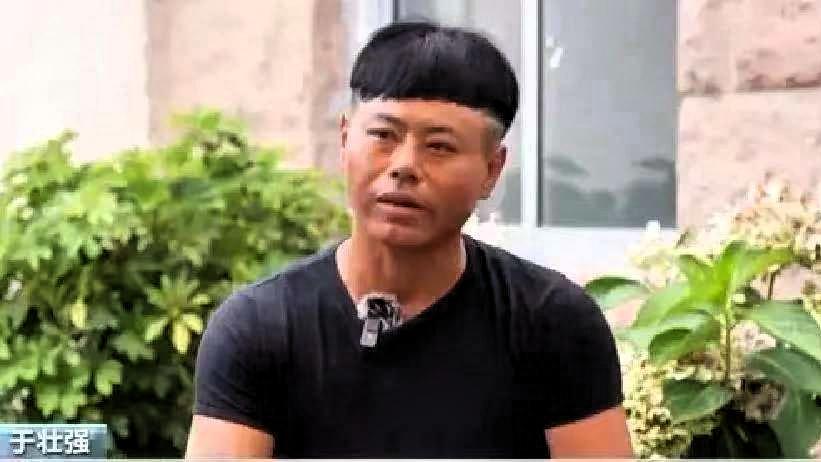 山东威海，一家三口去海边玩，父子俩不慎被海浪卷走，母亲急得大喊：“有人会游泳吗？