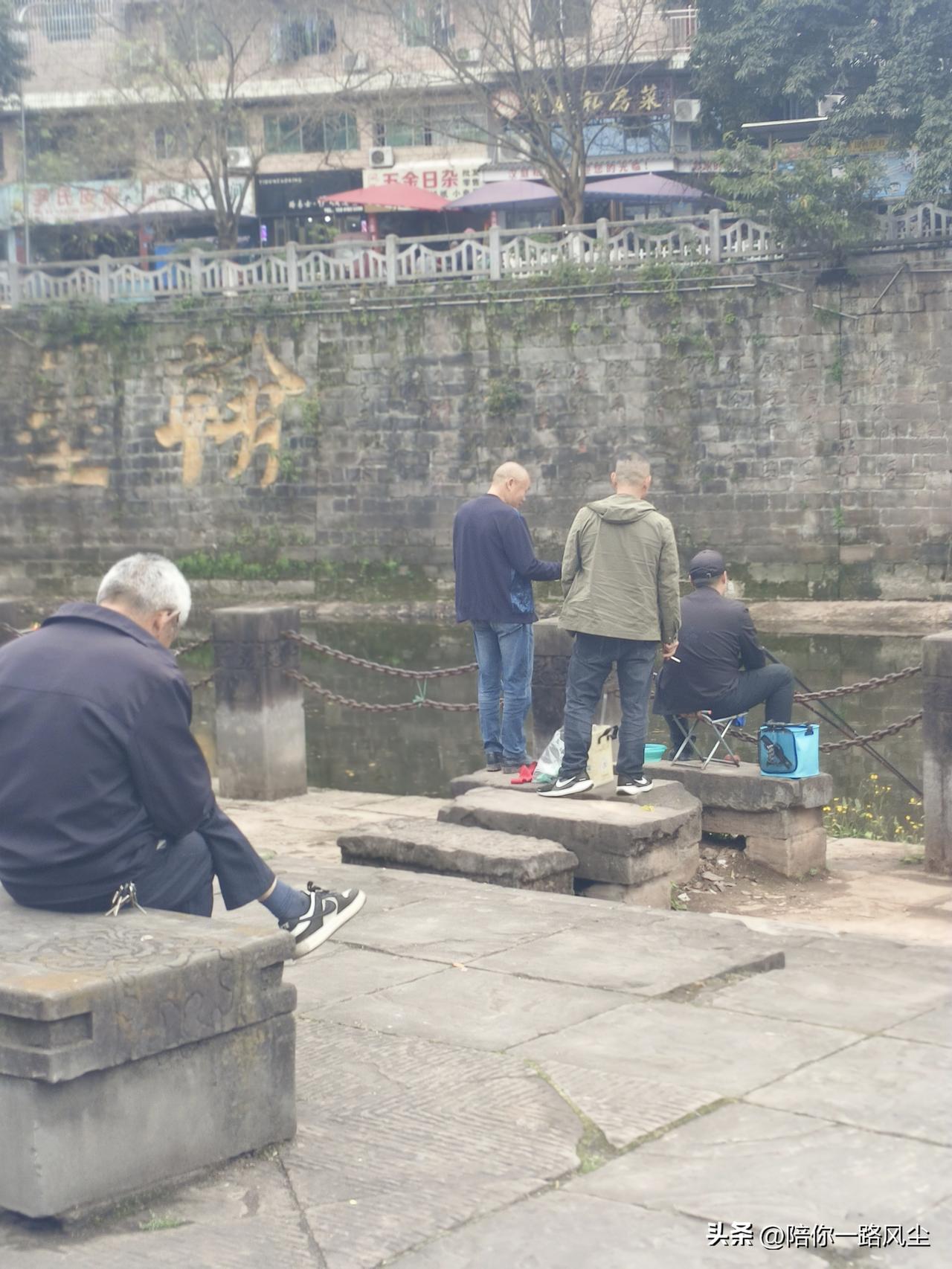 每天约上三三两两的朋友，不是钓鱼就是去喝茶，这小日子，也太滋润了。


那位大哥