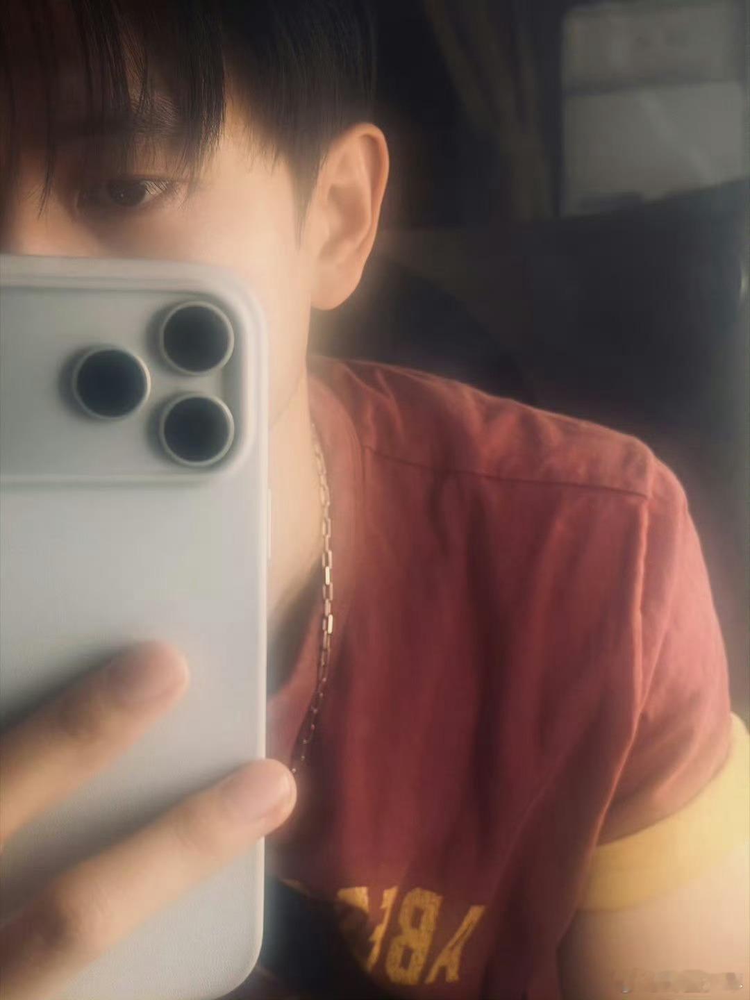 李现看了给阿嬷的情书并强推李现在电影院哭得好狼狈李现真诚分享观影感受，强推《给阿