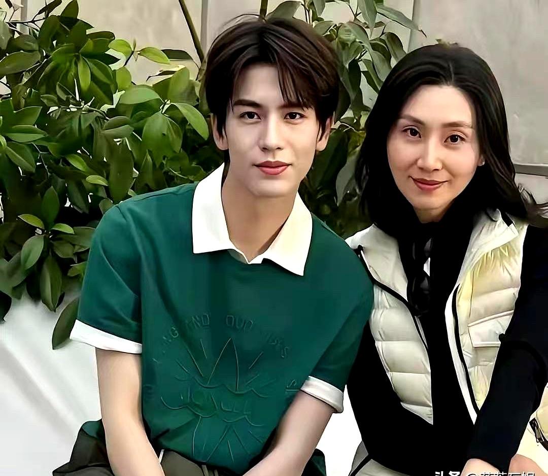 他晒母子合照，颜值认不出，真像“复制粘贴”。  
 

张凌赫和妈脸上的桃花眼、