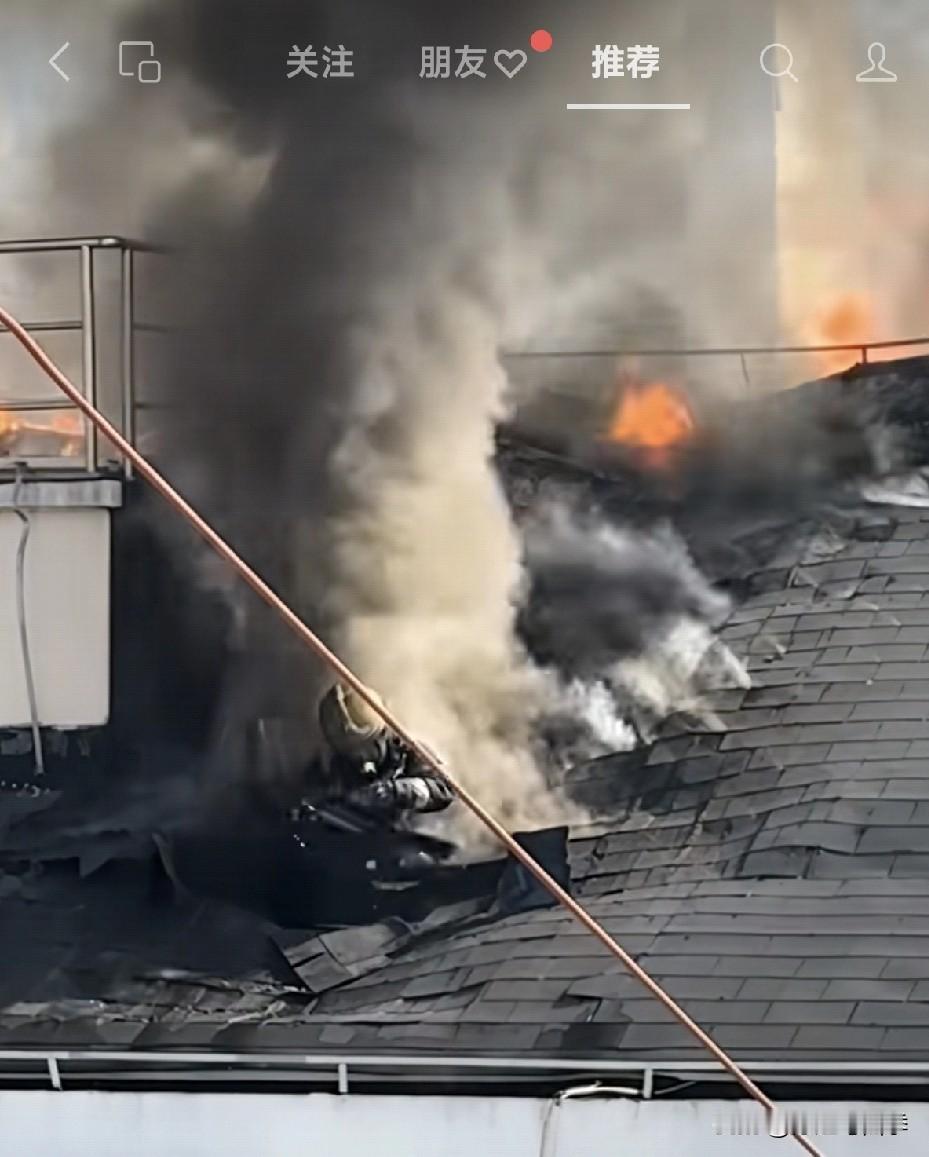 被人民日报的这个画面感动😭，英雄从火海的浓烟滚滚中出现！当他出现的那一刻，相信