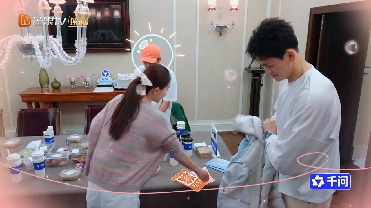 孙杨偷偷给张豆豆买辣条 原来世界冠军也需要被表扬！偷偷买辣条被发现，那期待的小眼