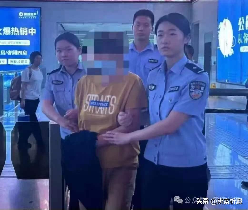 湖北赤壁，女子和前夫发生争执，纠缠过程中，女子连刺对方16刀，前夫最终不幸死亡。
