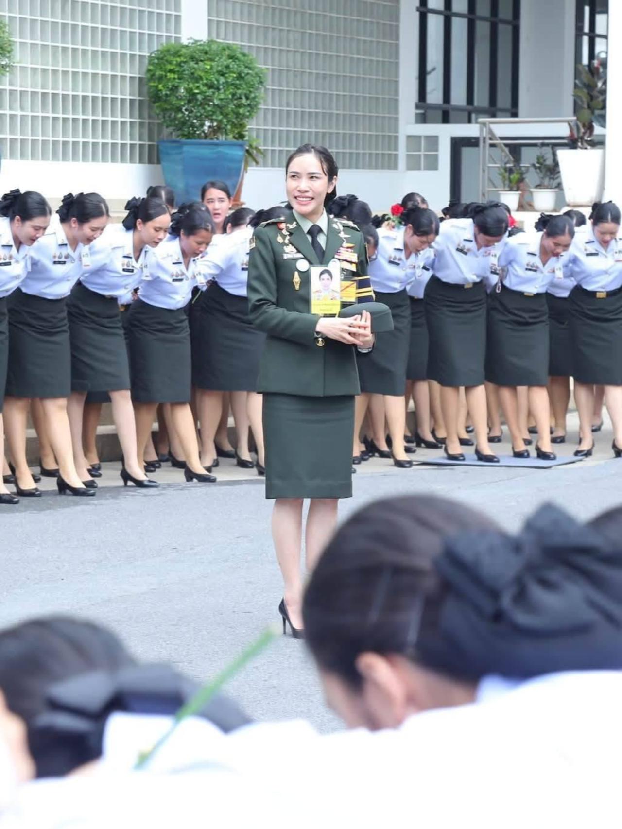 诗妮娜贵妃回母校视察，全校师生行跪拜礼
2026年9月24日，泰国诗妮娜贵妃在曼