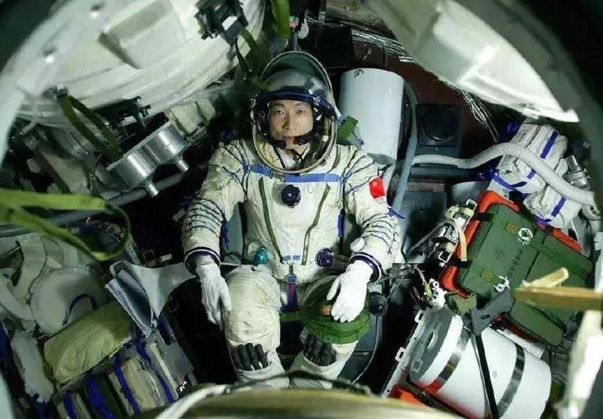 “这舱门打不开，感觉有东西吸着。”翟志刚回头小声的对刘伯明说。刘伯明明显的一愣，