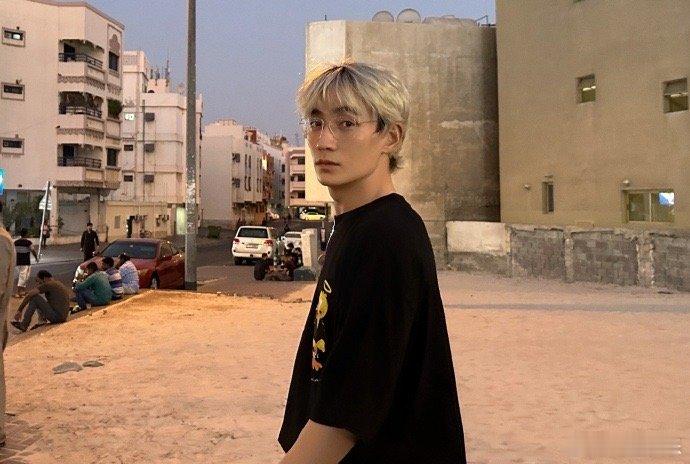 #朱一龙超chill漫游存档# 朱一龙超chill漫游存档，是白发黑T造型，满分