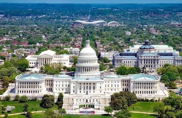 现在的特朗普可谓是焦头烂额，他唯一应该感到庆幸的是，中国不会谋求成为第二个美国。