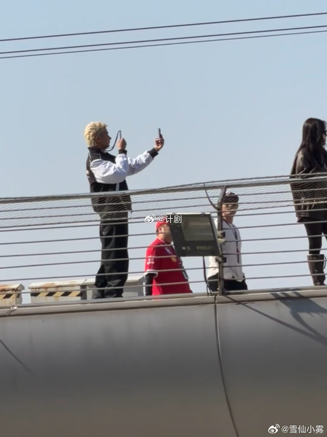 米卡的时尚赛道都到赛车了 金发搭配墨镜那个侧脸杀我无数次，赛车服的利落线条把他的