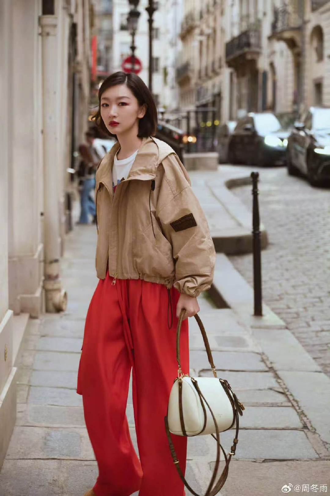 周冬雨街头氛围大片周冬雨大橘大利 这组街头氛围感大片也太有感觉了吧~ 