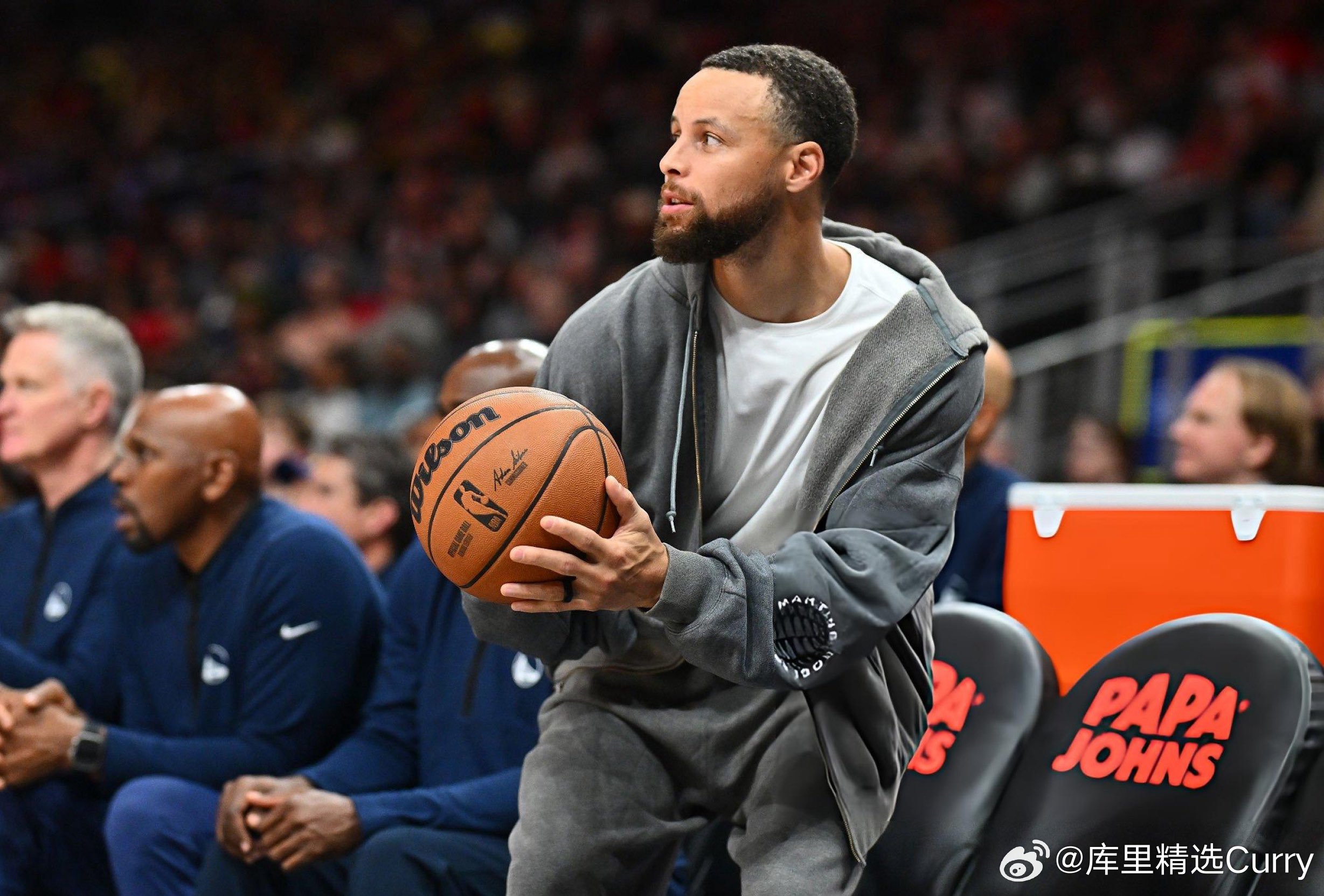 手痒了，球经常来到库里手上。 