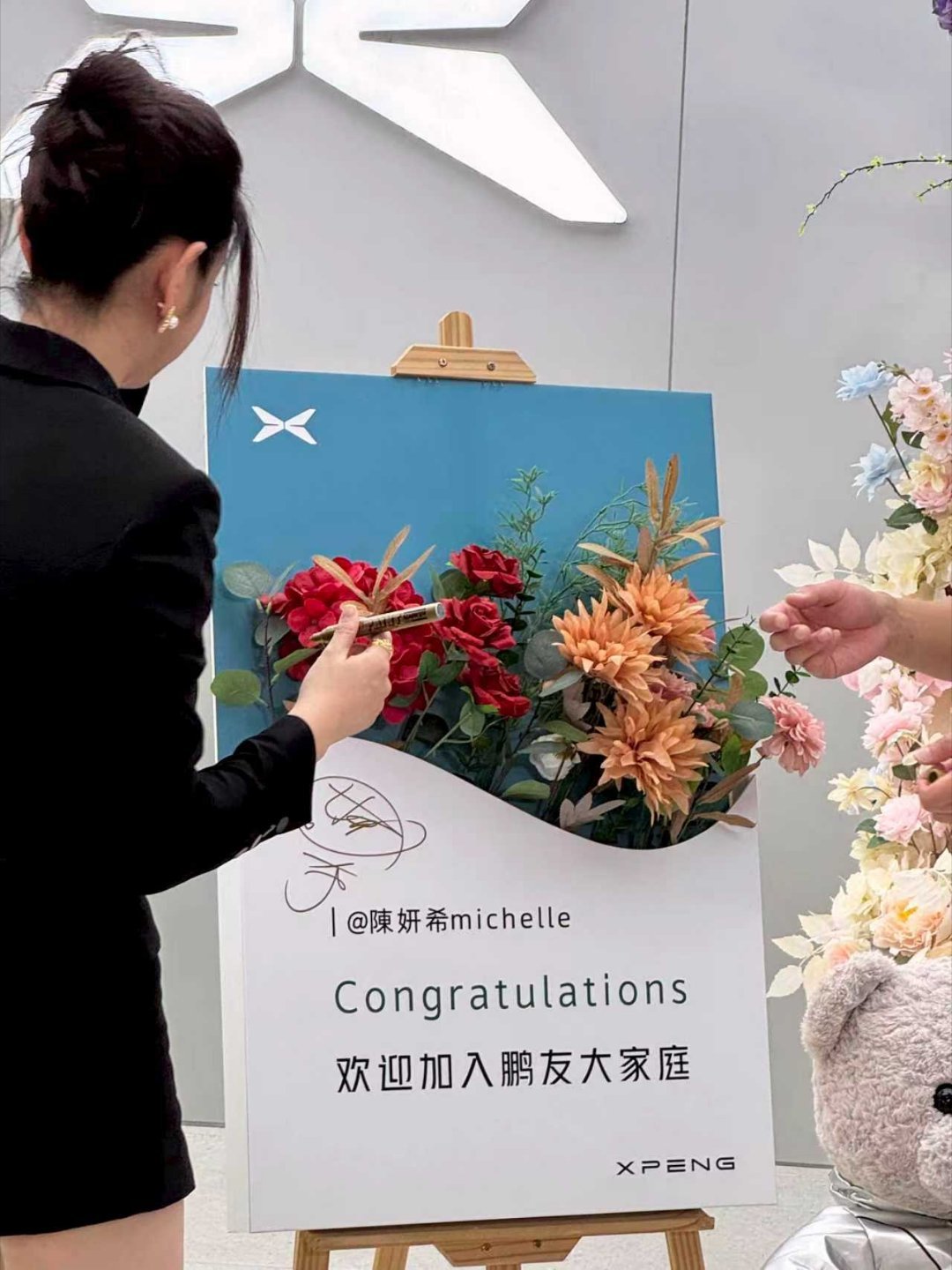 要是你问有什么车人缘好，那必然是咱们的小鹏P7，这不刚刚又有一位明星来提车了！陈