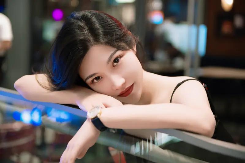 当美女心有所属、名花有主，那初恋的甜蜜时光就像梦幻般美好。就像《即刻沦陷》里，甜