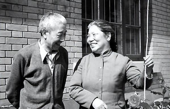 明明是一个唱戏的，怎么会给国家捐飞机呢？她是怎么凑够十五个亿买飞机呢？

这两个