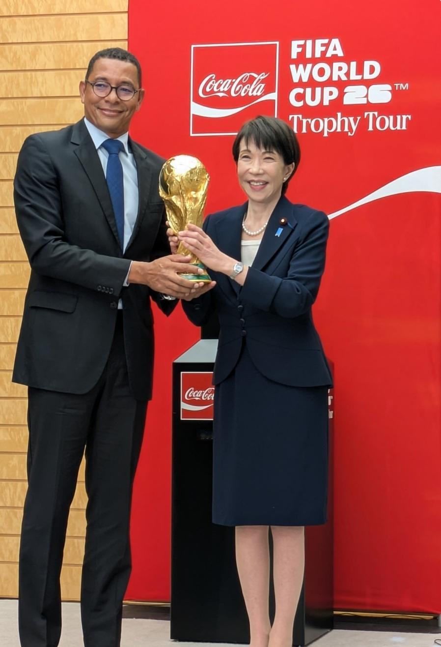 高市早苗：今天，我们在官邸迎接了2026年FIFA世界杯奖杯巡回活动的各位成员。