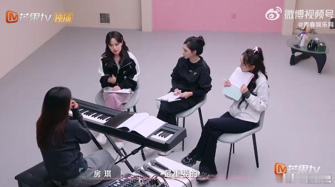 彭小苒房琪吵起来了在舞台上加入rap，往往都会让整个表演变得更加热烈，如果她们可
