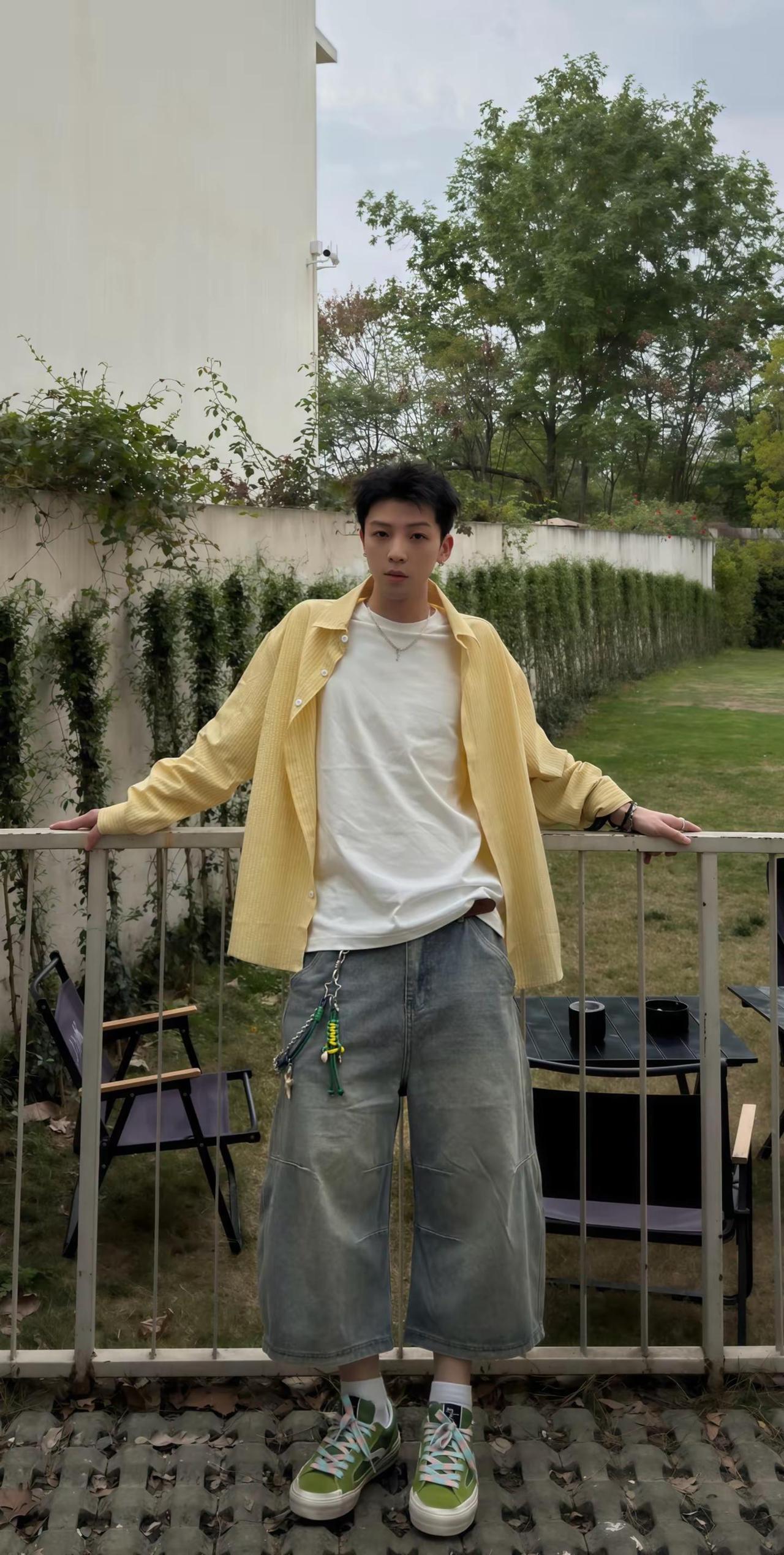 今天是小黄人儿。慵懒vibe 夏季户外ootd 春季vibe