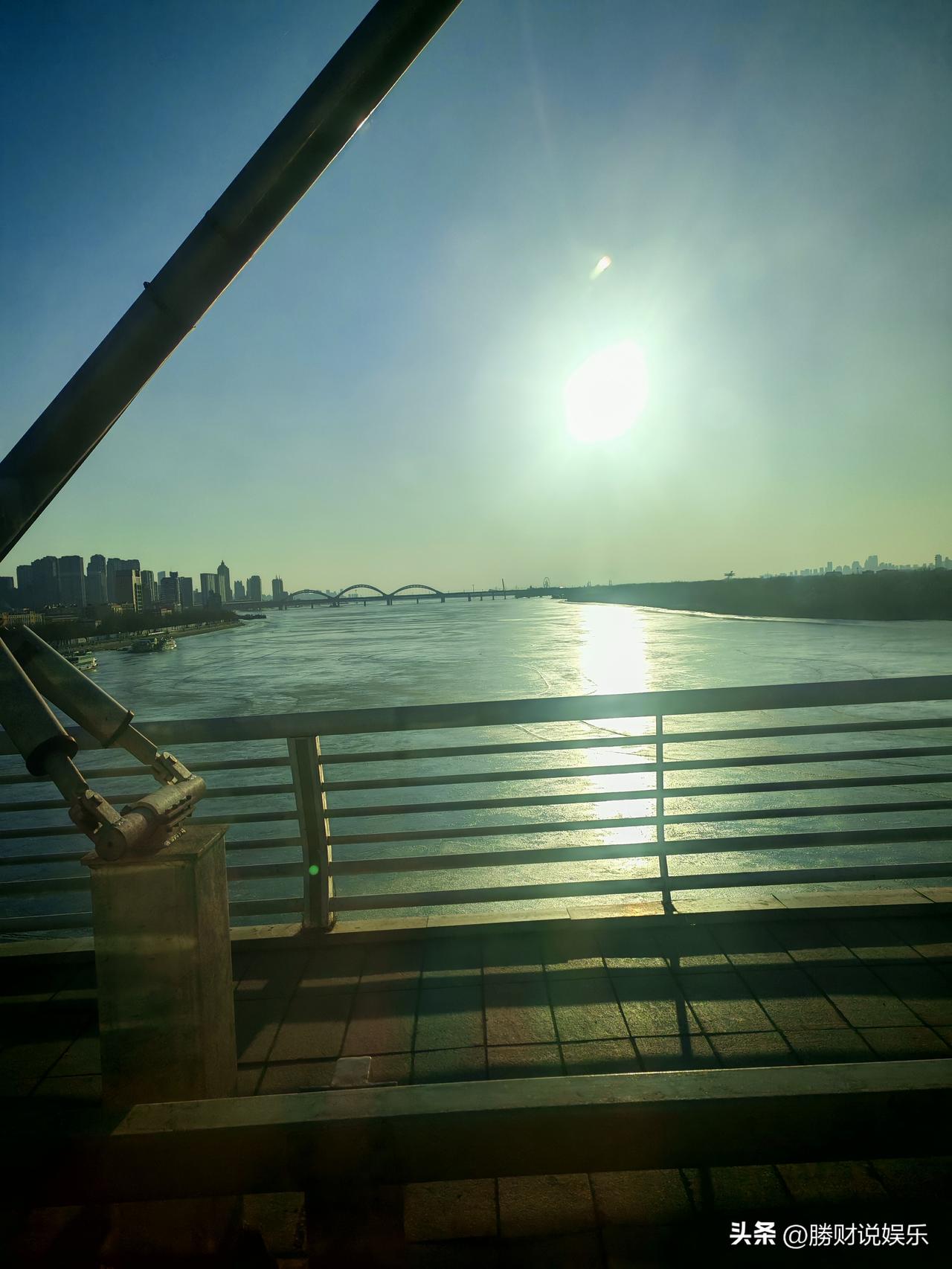 当然是人品啦，一个人的品行端正很重要。跟这样的人在一起会很舒服很轻松，反之人品差