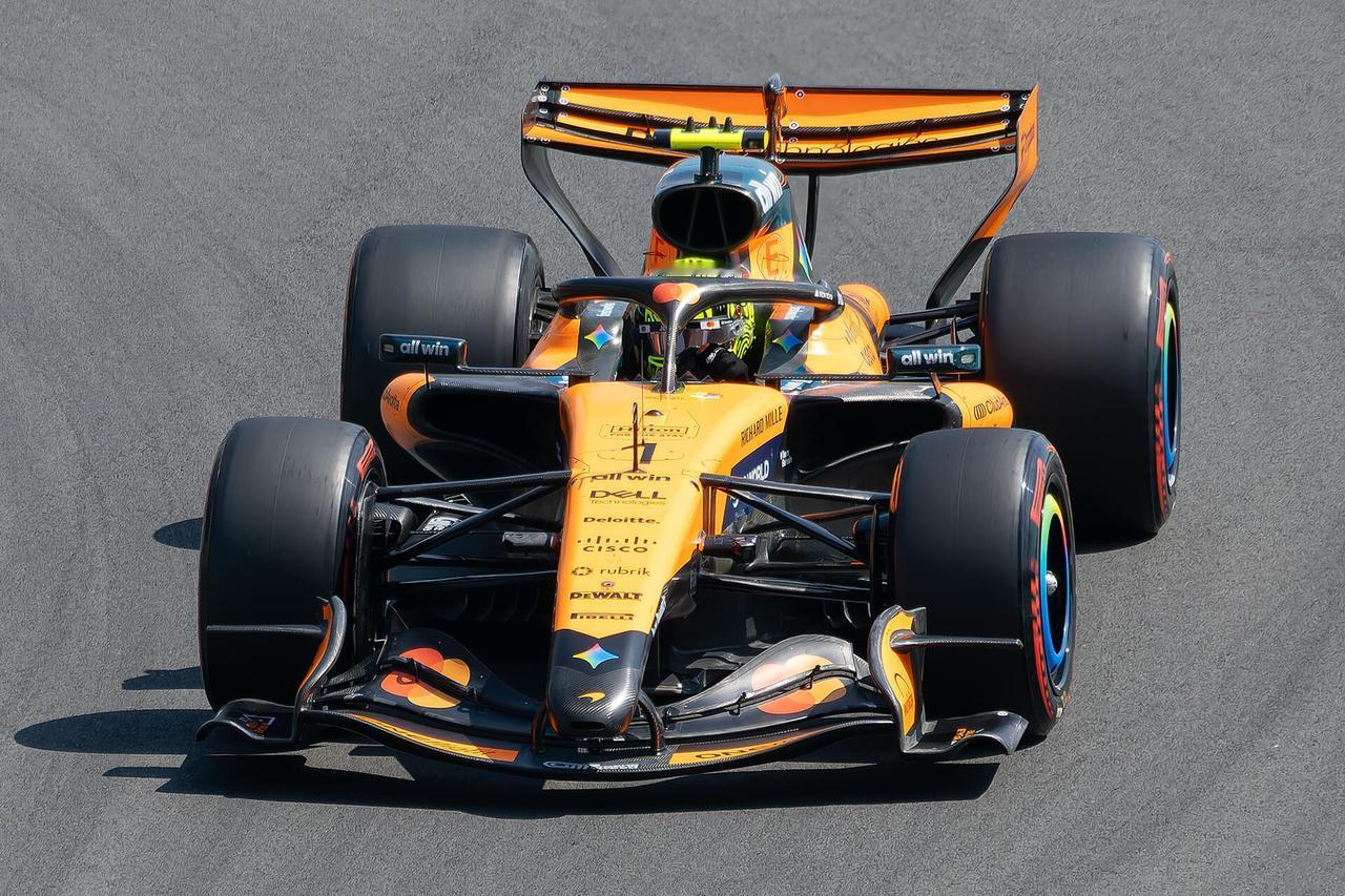 关于F1-迈阿密站，我个人觉得有意思的还是“双线内斗”💥：梅奔内部+迈凯伦双车