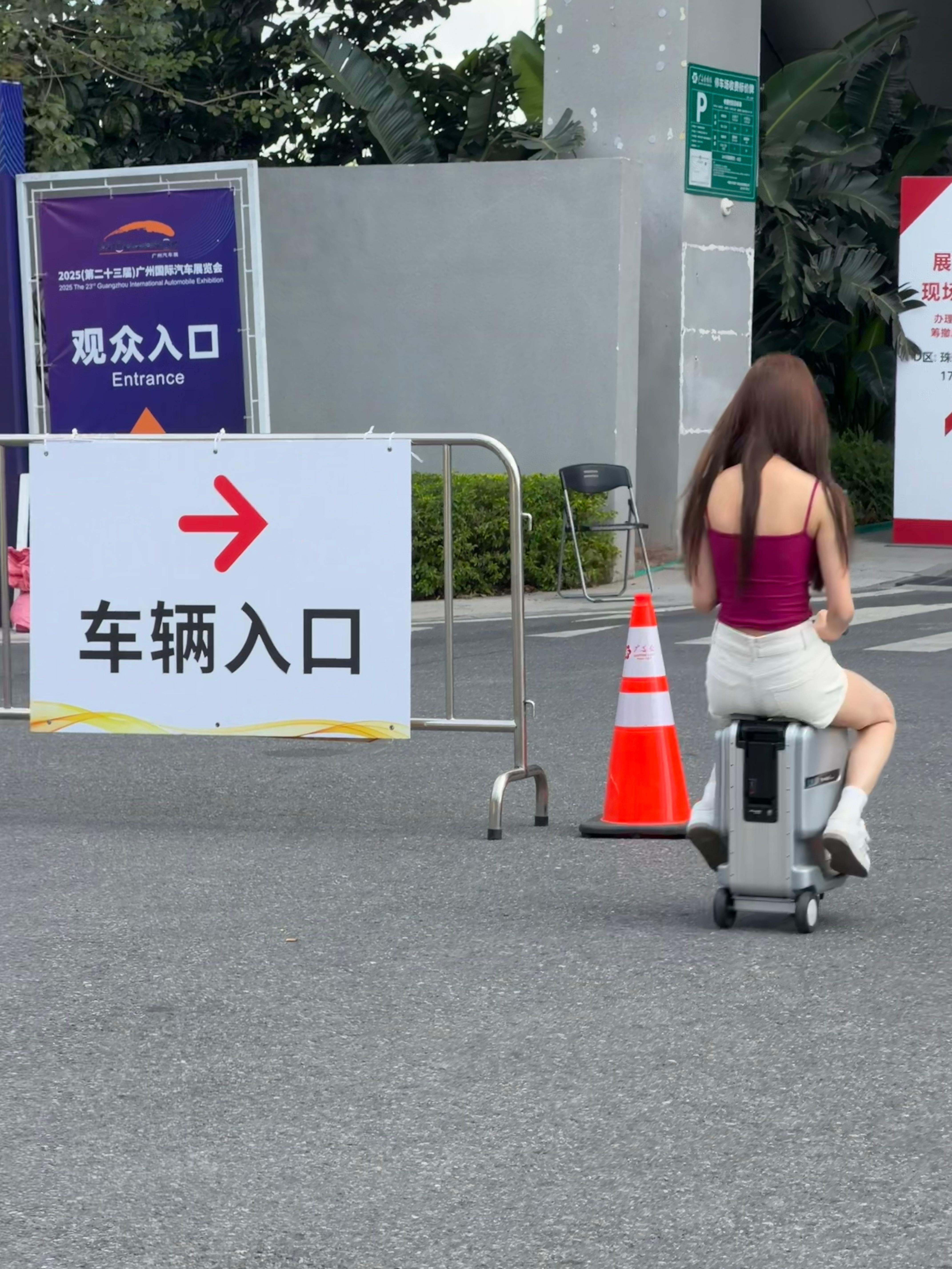 看到小姐姐坐着“逛展神器”从我眼前疾驰而过～属于是过上了我向往的生活，明年北京车