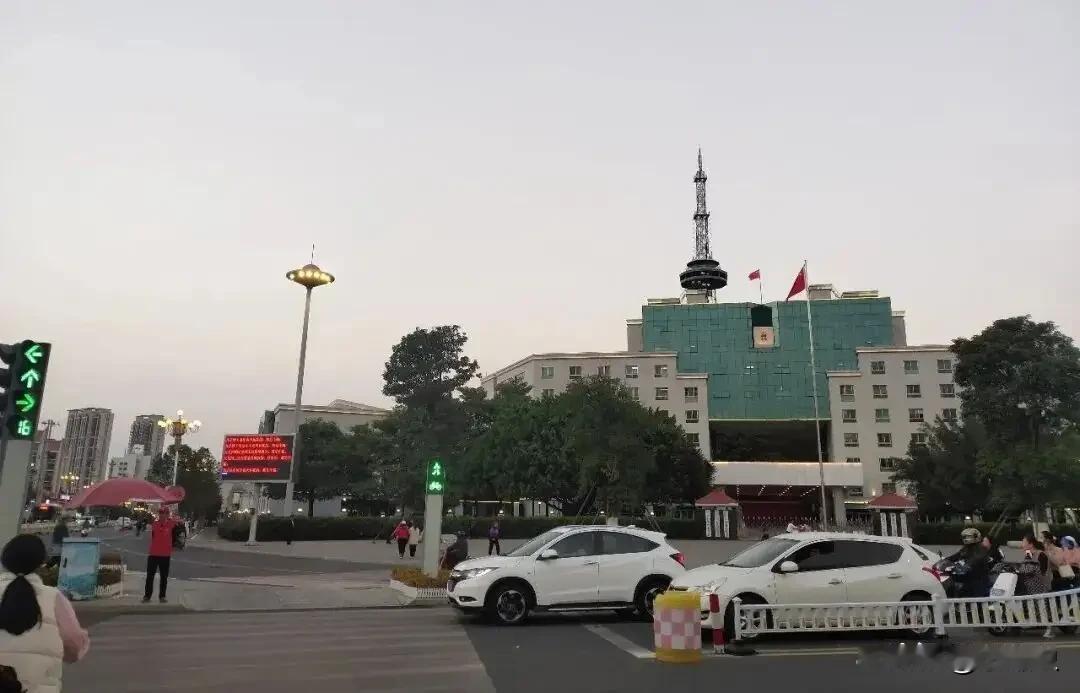 诏安的塔跟汕头电视塔都是当地，当年地标性建筑，看到诏安塔就想起健力宝公司也曾经在