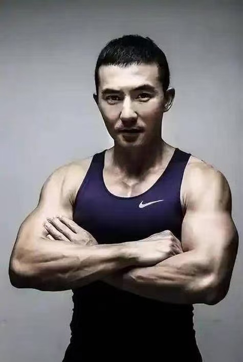刘畊宏披荆斩棘直播刘畊宏把曹骏说哭了 刘畊宏身上自带一份豁达，经历过很多，所以懂