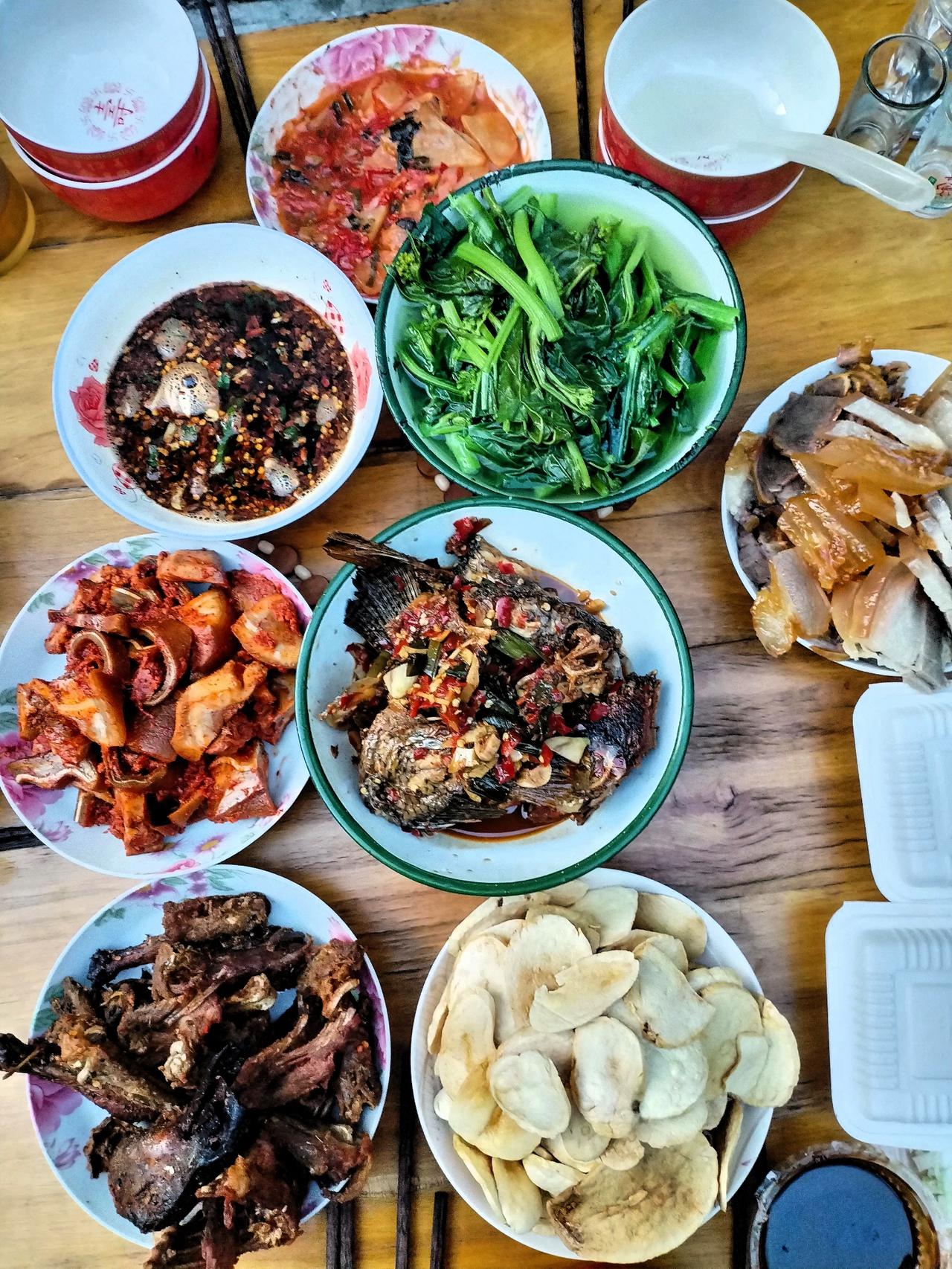 还有那盘醋溜白菜，白菜脆爽清甜，带着恰到好处的酸味，清爽解腻，吃起来嘎嘣作响，让