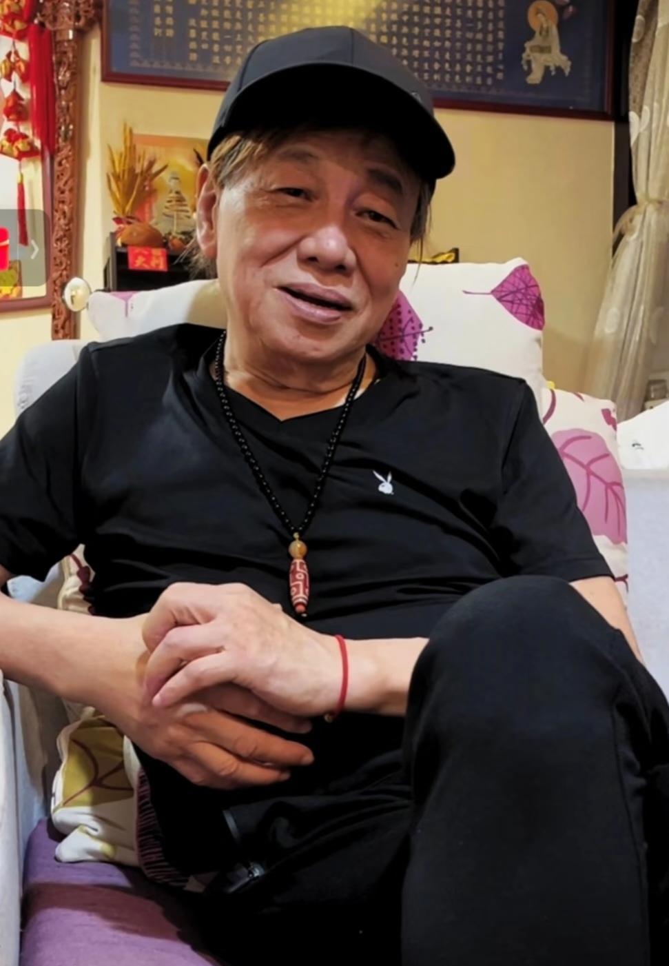 成龙50年没和他拍过一部电影，见面却依然喊他“龙哥”。
梁小龙的友情字典里，没有