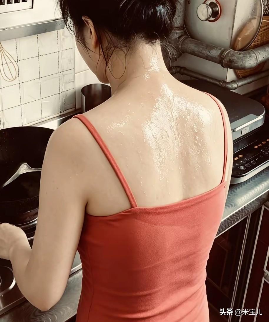 热晕了，呼呼冒汗，也不知道是外面热，
还是心里热，还是情绪热。
我问过母亲，她那