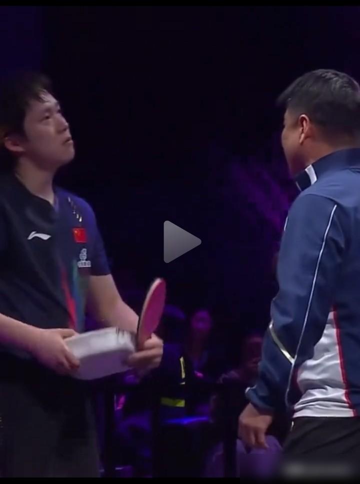 昨天WTT重庆冠军赛1/4决赛，看得人攥紧了拳头。
世界第一的王楚钦，卫冕冠军