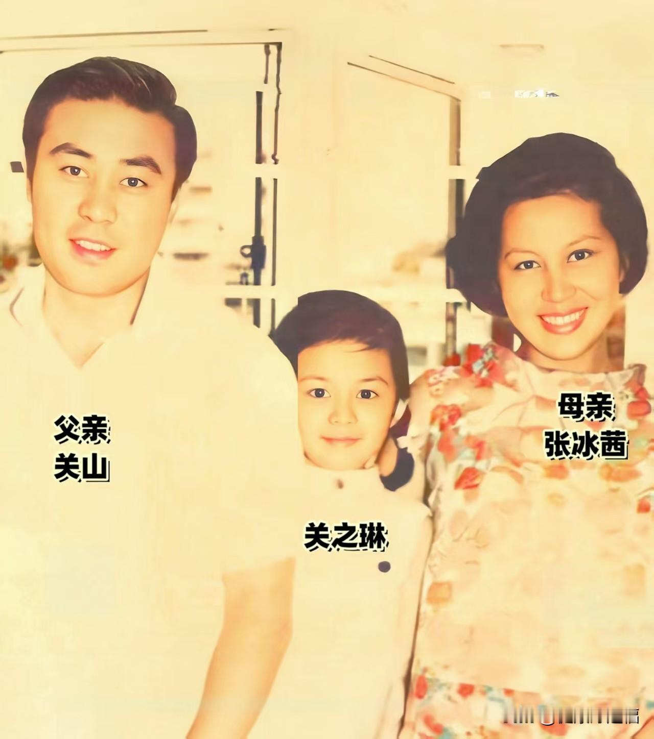 年轻时的关之琳和父母，时隔多年今昔对比。
关之琳儿时的全家福惊艳众人，优越的颜值