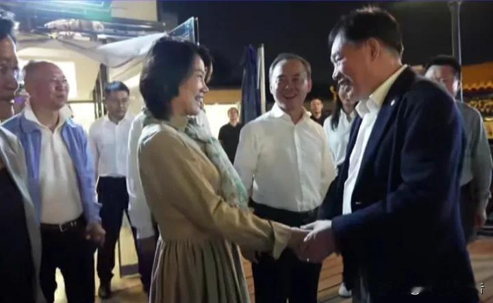协鑫集团朱共山与格力电器董明珠两位业内大佬在江苏徐州聚首，为徐州点赞!
    