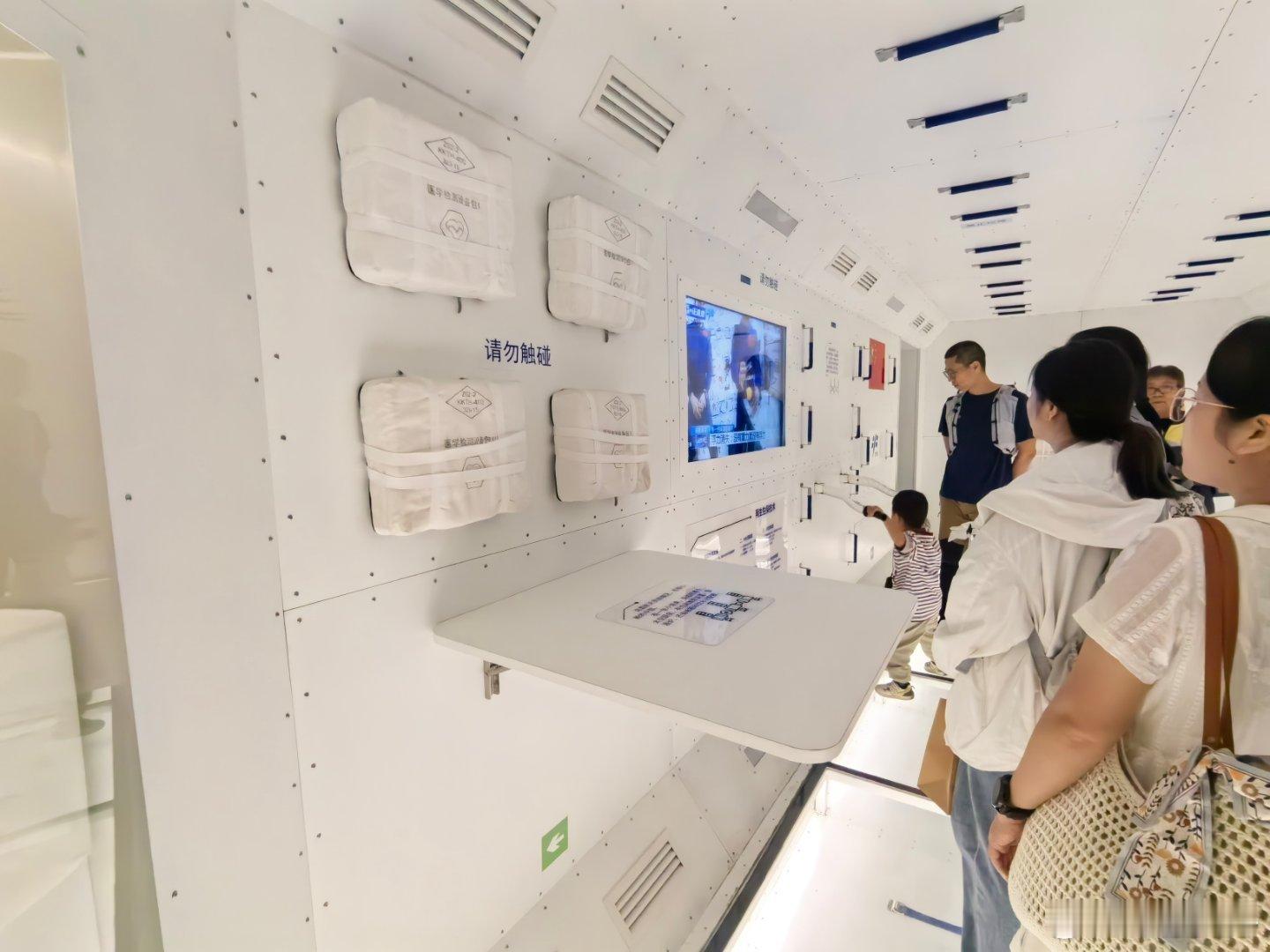 在内蒙古博物院 ，我竟然"进"了一次中国空间站！钻进核心舱模型的那一刻，感触真的