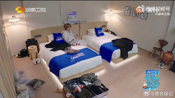 王鹤棣客栈一天站十几个小时亲爱的客栈从迎客到收尾，全程站立忙碌十余小时，王鹤棣始