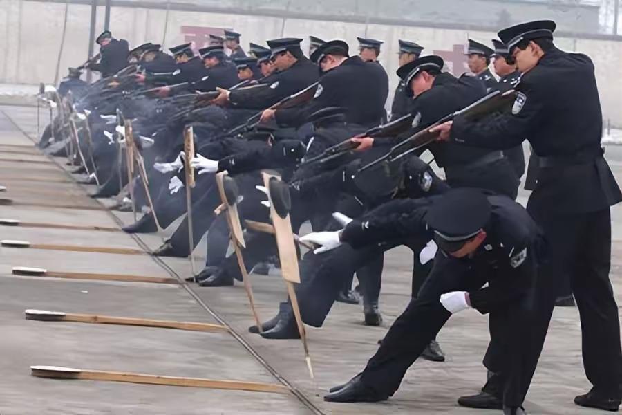 该。
枪毙死刑犯让群众围观，具有特大的重要意义，枪毙死刑犯以示众人，使群众懂得法