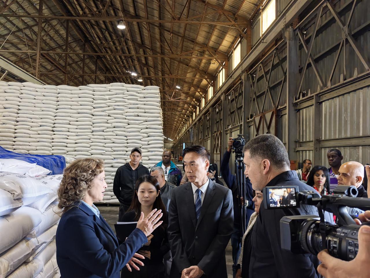 中国 6 万吨大米援古巴！撕开美国封锁网，60 年友谊再写新篇！美国封锁古巴60