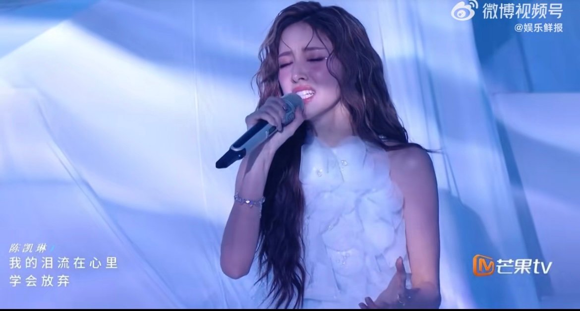 陈凯琳港星业务能力好强 陈凯琳把《雨爱》唱出了专属韵味，唱功细腻又有层次，舞台表