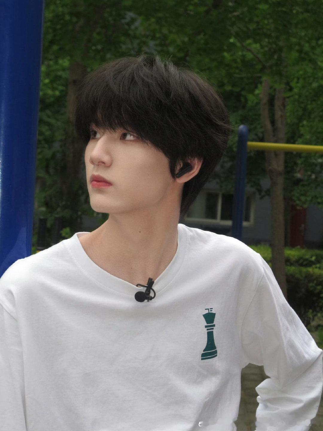 李煜东  🤍李煜东 四代唯一门面 🤍李煜东 四代唯一all白 宝贝们来发帖 