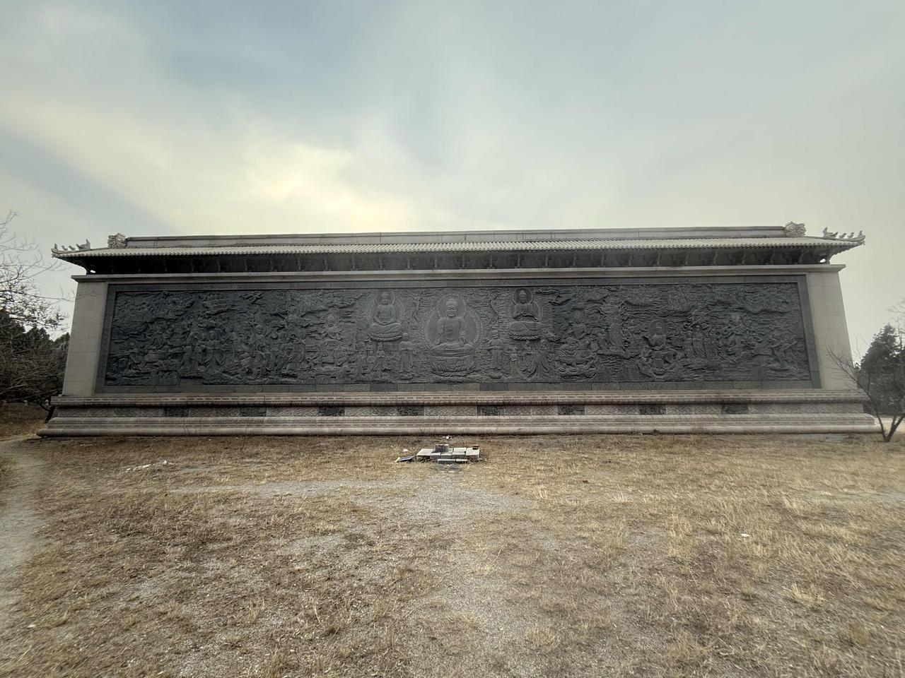 济南最长佛教道教浮雕墙藏在千佛山深处，人迹罕至。与依附深宅大院的影壁墙不同，这座