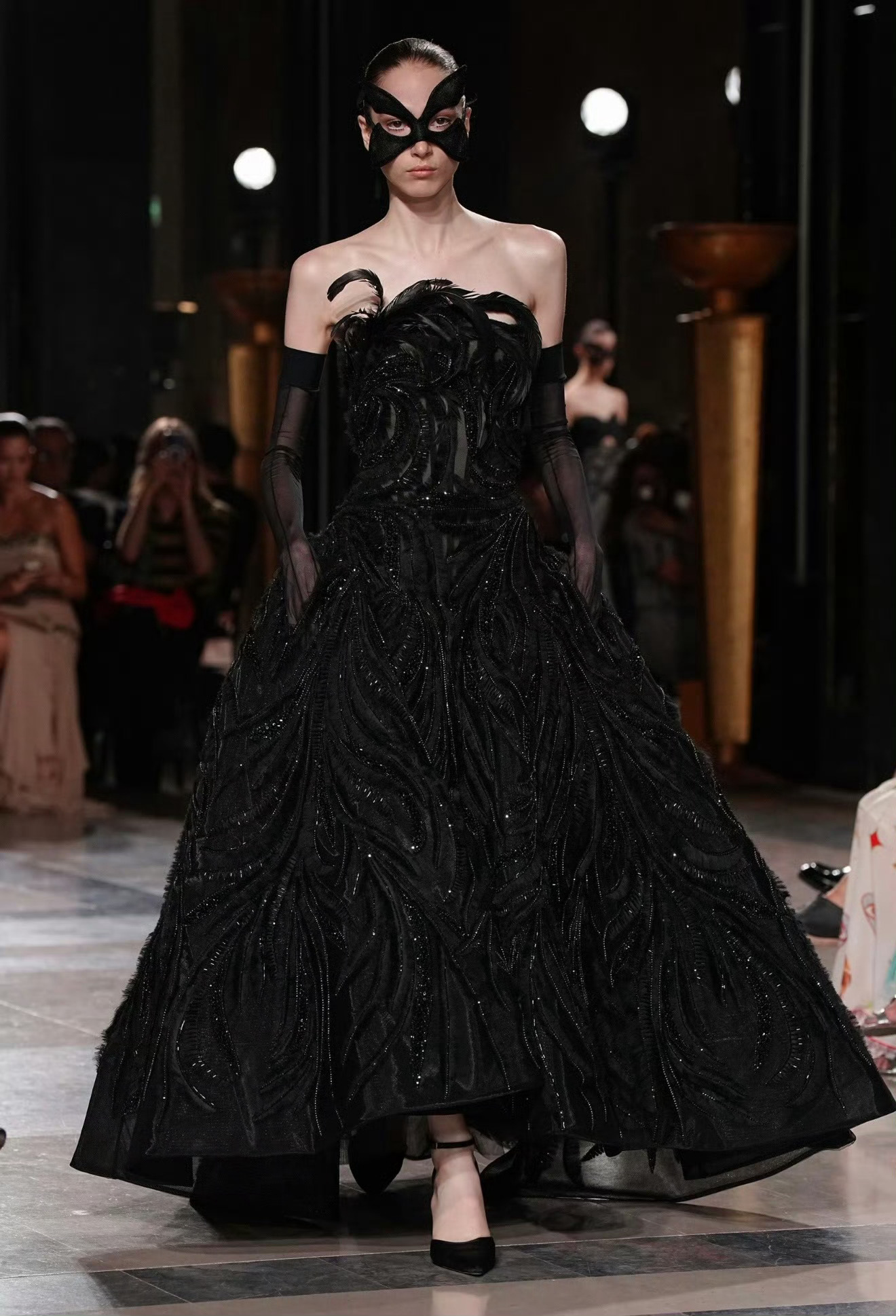 关晓彤今晚飞天奖颁奖典礼造型路透，演绎Elie Saab 2026秋冬高级定制系