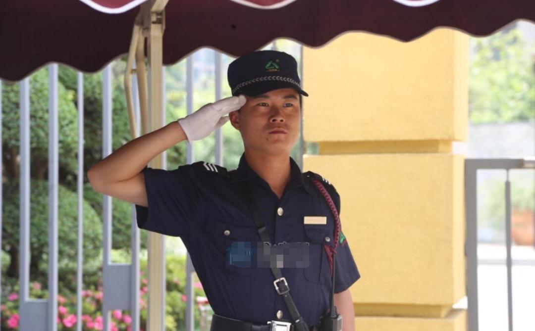 保安不管在哪里上班，都会被公司要求打敬礼的，打个敬礼真的就是对客户的尊重吗？特别