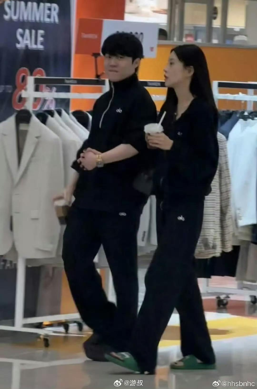 Rookie的快乐生活，网红新女友曝光，十指紧扣，恩爱逛街！

ig职业选手，R