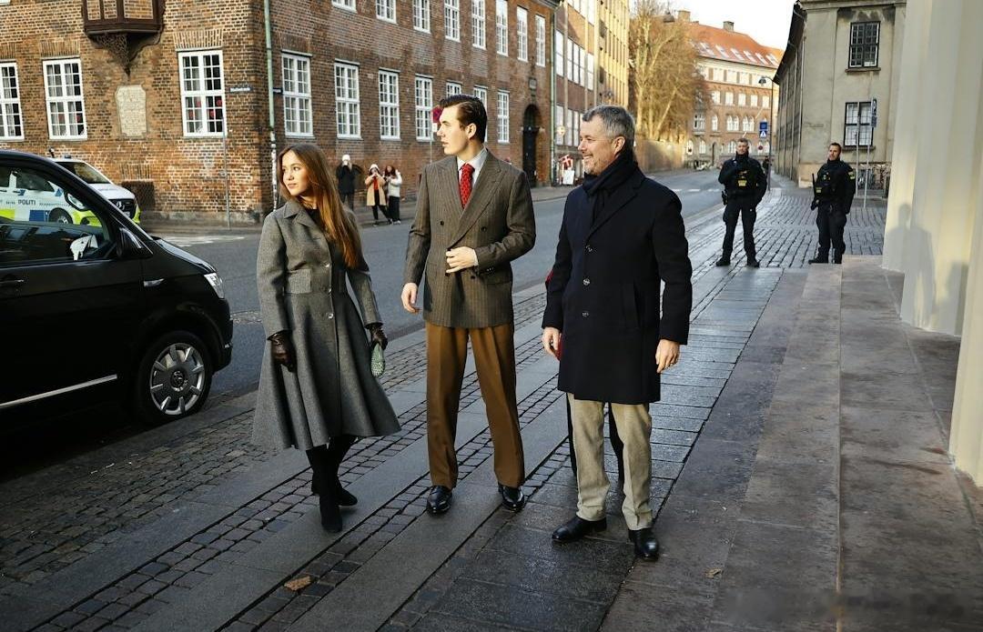 新闻 2025.12.25 丹麦国王一家在丹麦圣母教堂出席圣诞节晨礼拜活动。 