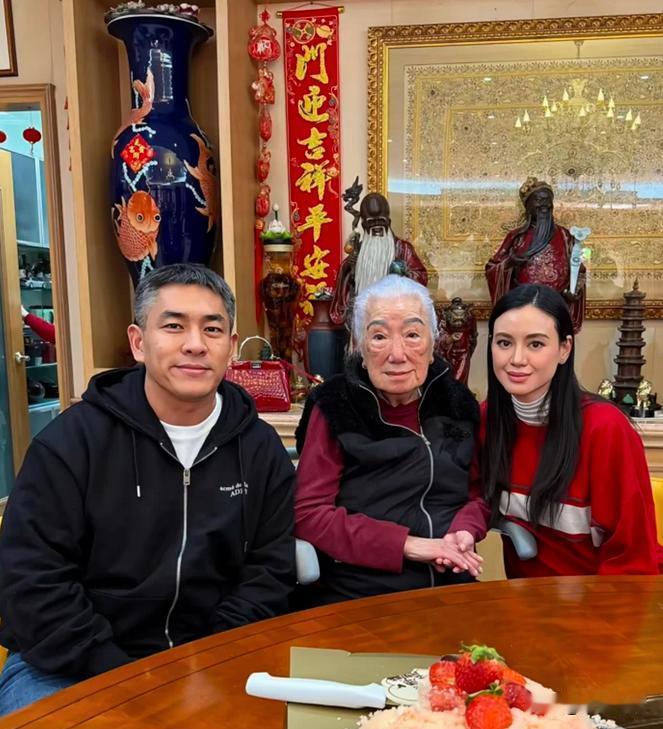 101岁的林余宝珠，面色红润挽着前儿媳谢玲玲的手。
香港林氏家族这场寿宴，办得比