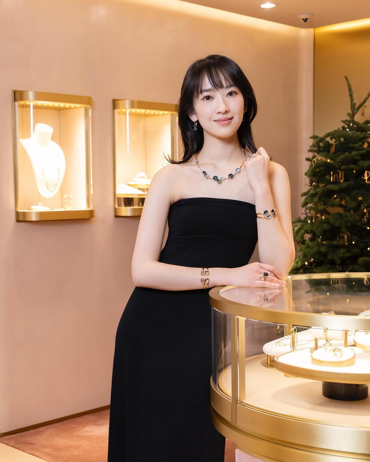 她是香港著名影星龚慈恩的女儿，在星二代里面颜值算数一数二，比妈妈当年巅峰时期还要