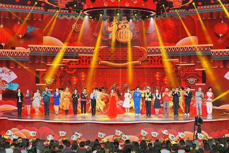 这个统计数字有没有水分不太知道，但周围明显看晚会的人少了。今年全家十几口人，电视